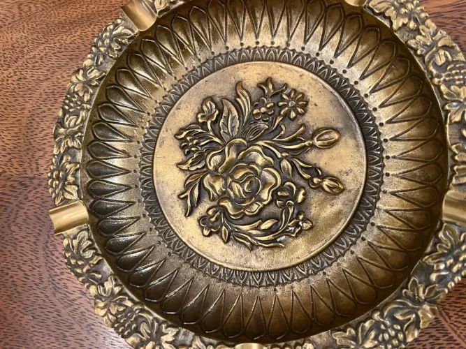 Cinzeiro redondo em bronze com desenhos feitos à mão