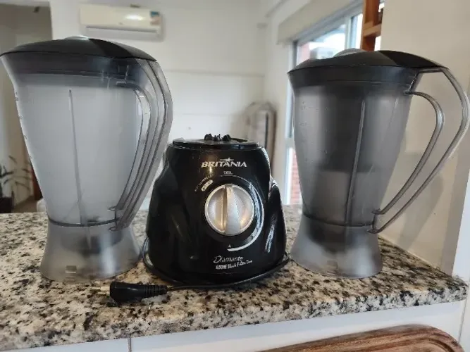 Liquidificador britania 450 com 2 copos. Tensão 127v