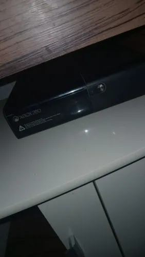 Xbox 360 slim, desbloqueado, em ótimo estado!