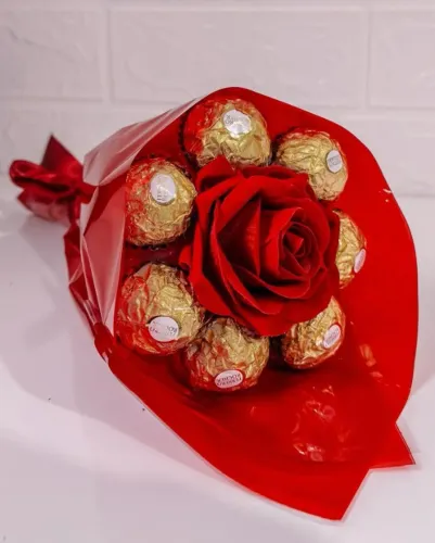 Buquê Ferrero Rocher com Rosa Eterna
