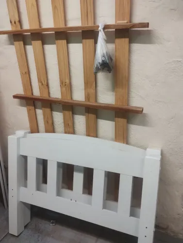 Cama de solteiro branca com avaria
