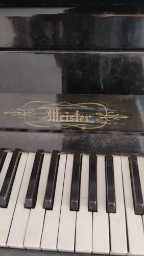 piano vertical Meister