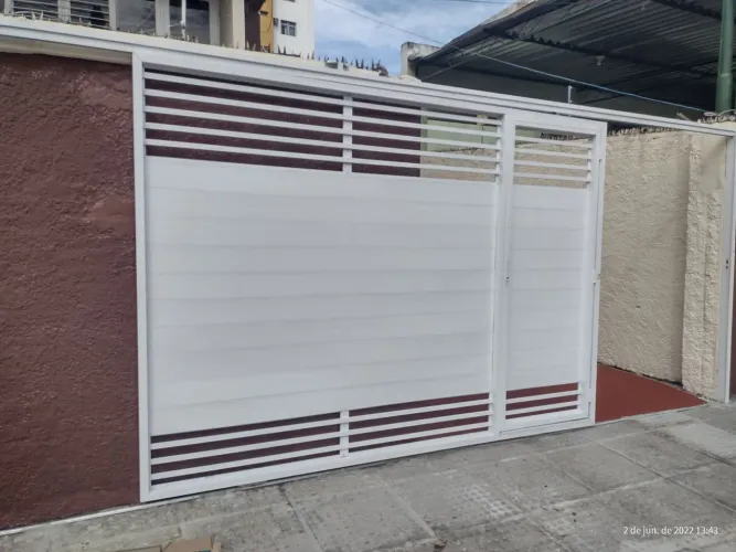 Portão de alumínio Branco