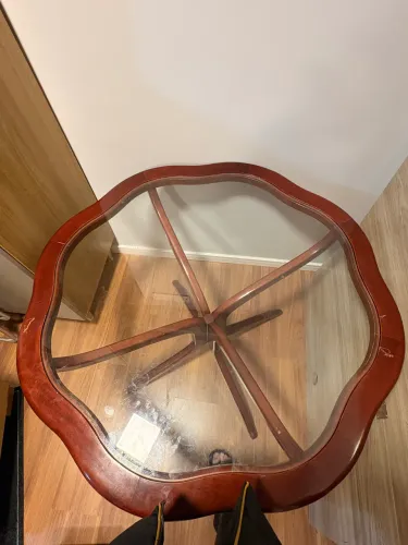 Mesa de madeira com vidro