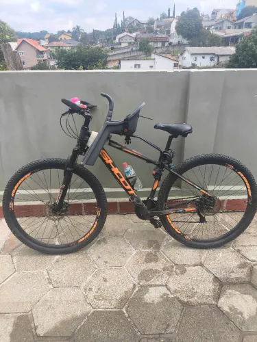 Bike semi nova shoot aro 29. Acompanha está cadeirinha de crianças até 15 kg.