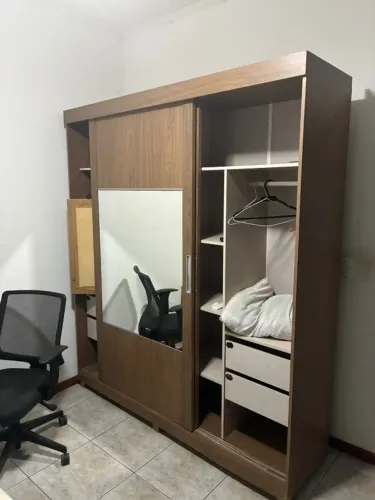 Guarda roupa casal com espelho 