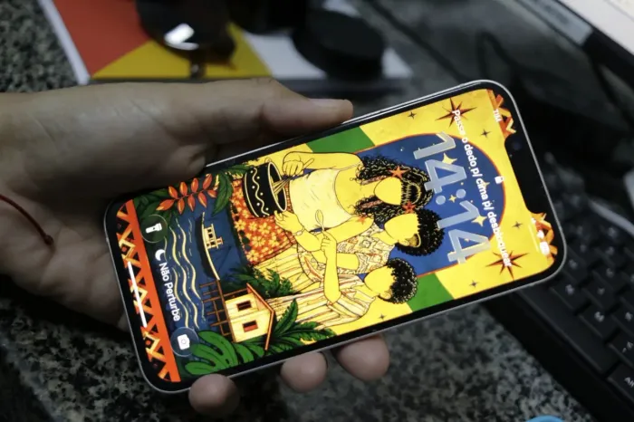 iPhone 13 na cor branca, com 128 GB de armazenamento.