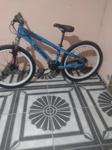Bicicleta a venda muito nova.