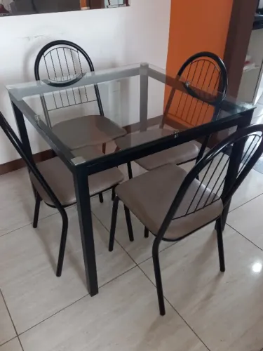 Mesa de jantar de vidro com 4 cadeiras