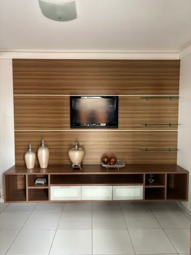 Móvel em MDF, painel para TV com rack suspenso e prateleiras de vidro