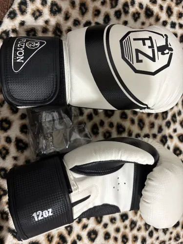 Luva de Muay Thai Zyon 12oz Branca/Preta + Bandagem - Seminova
