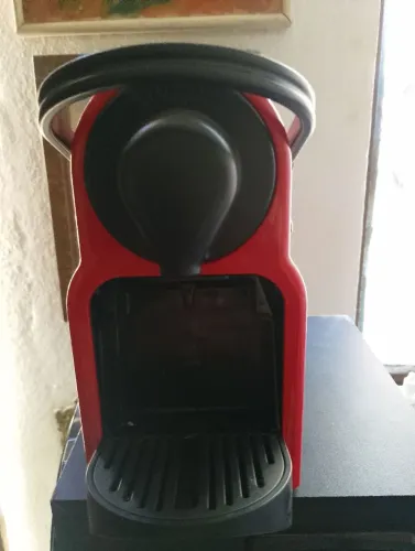 VENDO CAFETEIRA ELETRICA , NESSPRESS C 40 NOVA.