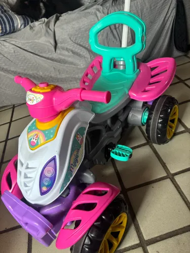 Quadriciclo Carrinho De Passeio/Pedal Infantil Com Empurrador Criança - Menina - Maral