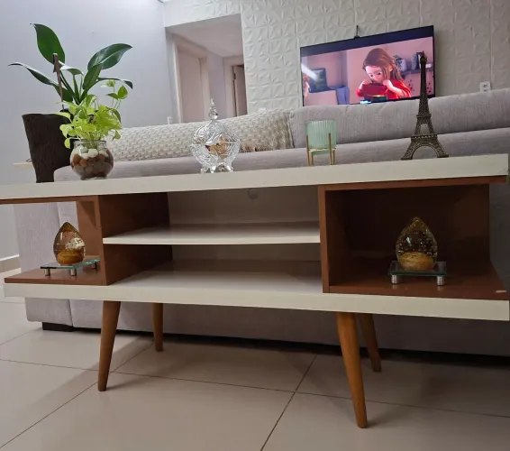 Rack modelo clássico em madeira e tampo laqueado 