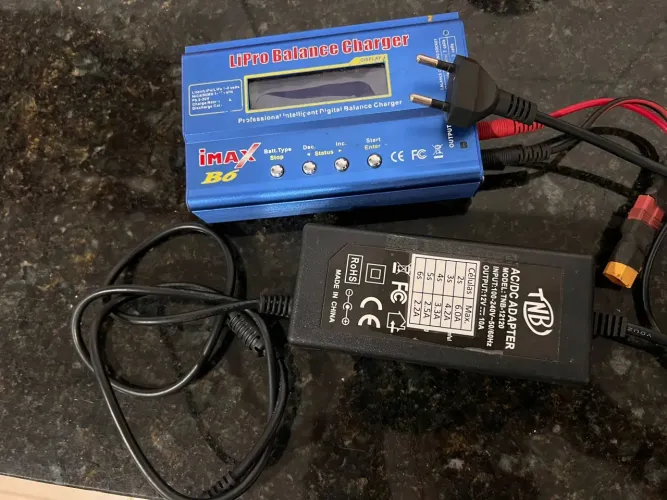Carregador IMAX b6 mais fonte 12 volts e duas bateria ni-mh 3000 25c novas 