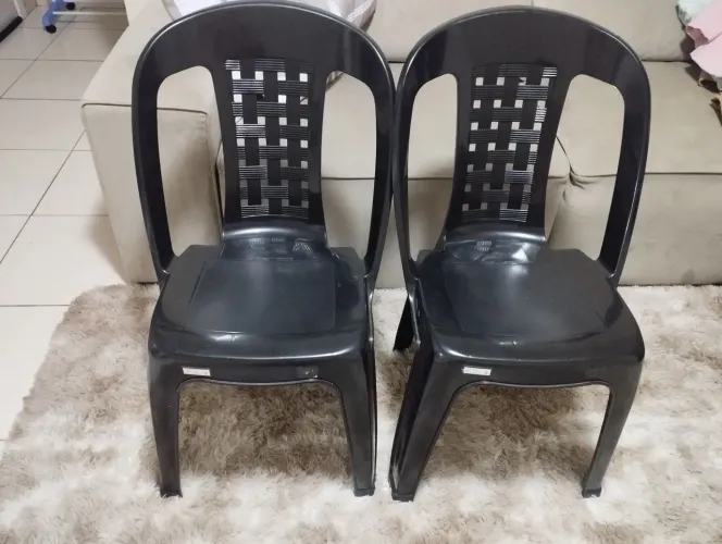 Vendo 2 cadeiras plásticas bistrô super resistente em polipropileno, suporta ate 154kg