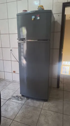 Geladeira Brastemp em bom estado tudo funcionando 