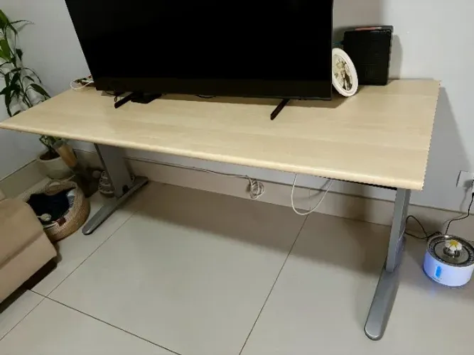 Vendo Mesa para escritório 170 x 70 cm, tampo em madeira e pés metal pintado, sem riscos.