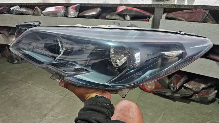 Farol do Peugeot 308