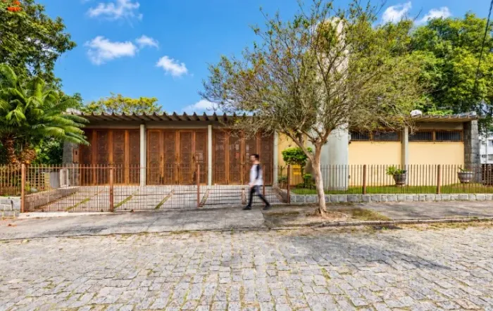 Casa na Trindade ideal para clínica e café