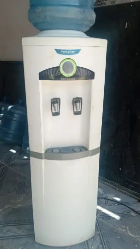 Gelagua de chão bebedouro de coluna usado entrego gratis