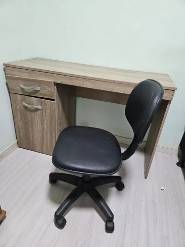 Mesa de escrivaninha e cadeira
