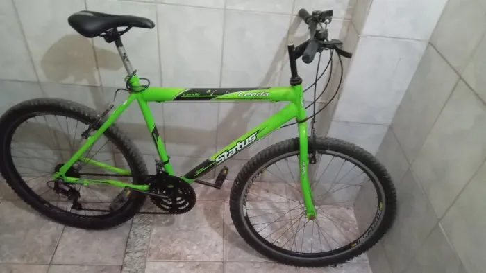 Vendo uma bicicleta aro 26, 18 marchas seminova, único dono ,só para venda $$450 avista