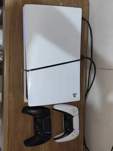 PS5 Slim Digital 1TB + 2 Controles Originais - Muito conservado