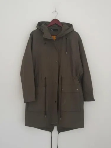 Jaqueta ZARA parka feminina longa com capuz na cor cáqui