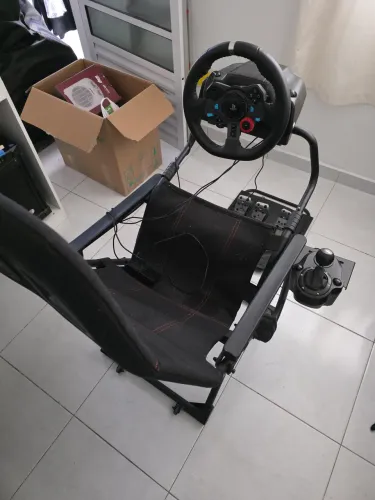 Cadeira Gamer com volante logitech G29 com câmbio.