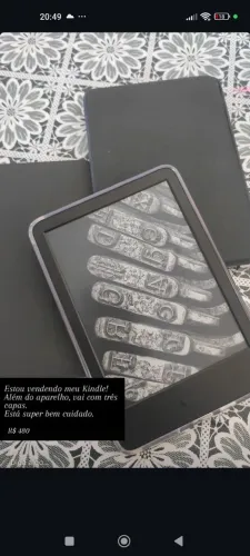Kindle 11a geração com três capas, sendo duas magnéticas.