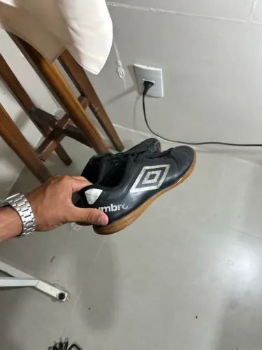 ? VENDO CHUTEIRA UMBRO ? Chuteira Umbro preta, em ótimo estado!