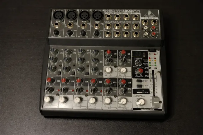 Mesa de Som Behringer Xenyx 1202FX 