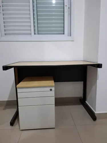 Mesa de trabalho e gaveteiro