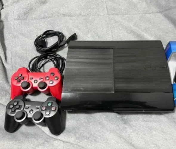 PS3 SLIM COM 2 CONTROLES