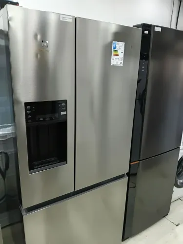 Geladeira com água e gelo na porta