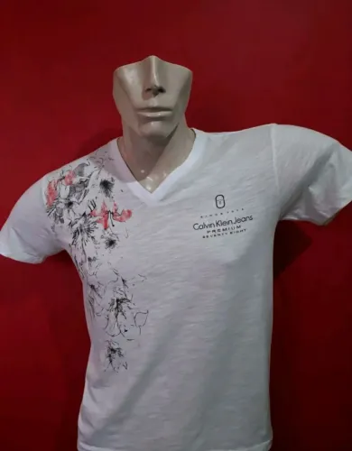 Camiseta gola v Calvin Klein tamanho p