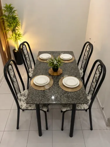 Mesa em mármore 1,50 com 4 cadeiras 