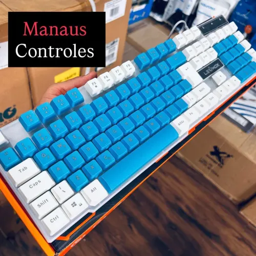 Teclado gamer branco com azul