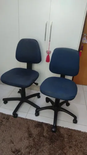 Duas Cadeiras de Escritório com Rodinhas