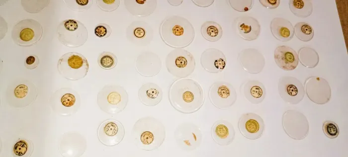 LOTE DE CINQUENTA VIDROS DE RELÓGIOS ANTIGOS EM CRISTAL