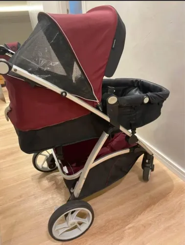 Carrinho de bebê + bebê conforto com base 