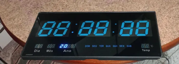 Relógio Digital Com defeito pra quem quiser consertar está até bom de aparência.