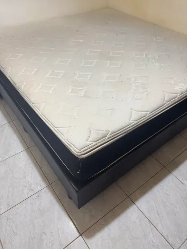 Cama King size, molas ensacadas e macia.
