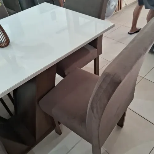 Vendo mesa de jantar c/ 6 cadeiras, semi- nova com pouco tempo de uso