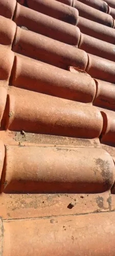 Telha portuguesa, caibro e ripa