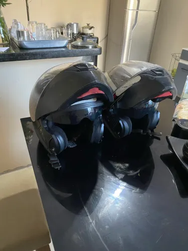 2 Capacetes Helts usados escamoteavel