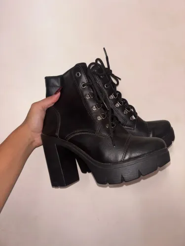 vende-se bota de salto alto+solado tratorado