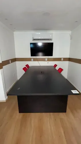 Mesa de reunião com ligação elétrica 