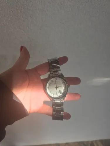 Relógio feminino com detalhe de borboleta